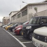 駐車場に知らない車が…“足蹴り”ミラー“折る”