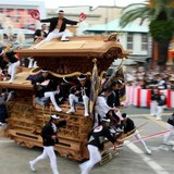 ガードレールの間に挟まれ男性死亡他　だんじりで事故相次ぐ　大阪・兵庫で計６人死傷