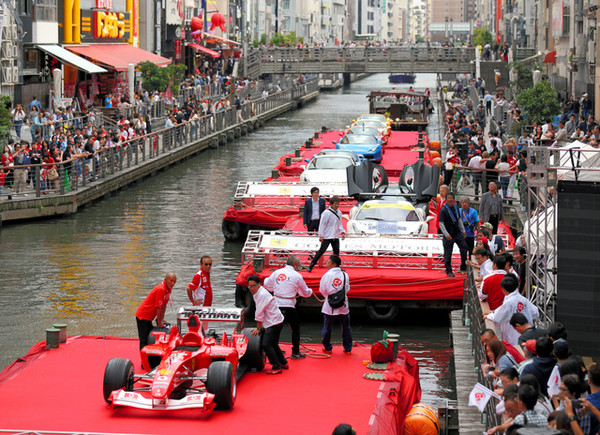 フェラーリ１００台集結／フェラーリが水上パレード「皇帝」の愛用車も　大阪：コメント1