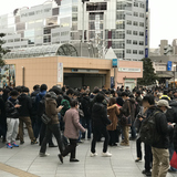 錦糸町駅前がポケモンGOプレイヤーで溢れる！　駅前だけでなく構内にまでとんでもない人の数