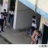 【画像】裸の教師が学校内で女子襲う