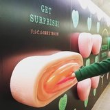 新宿駅のグミの広告