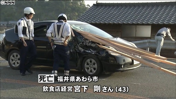 カーブでトラックの荷台から木材発射　対向車線を走っていた車の運転手に直撃し死亡：コメント1