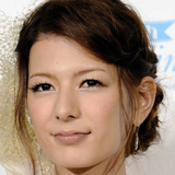 スザンヌ　地震後初自宅ベッドで眠る　壁にヒビ…被災の詳細も明らかに