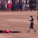 パレード中に近衛兵が卒倒、英女王90歳の祝賀行事で