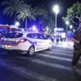 フランスでテロ　革命記念日の花火中、群集にトラック突入　75人死亡　銃撃戦も