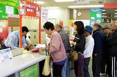 日本郵便が「格安スマホ」の販売に参入！　ジジババが設定変更のために行列するのが想像に易しwww：コメント1