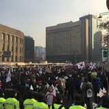 安倍首相のお面をつけひざまずき「謝罪」 釜山の慰安婦少女像前でデモ