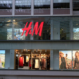 H&Mがデンマークで毎年12トンの売れ残り衣類を焼却処分　テレビ局が報道