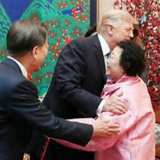 米大統領、元慰安婦を抱擁