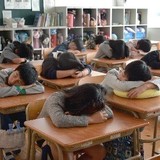 学校での「10分昼寝」は爽快？疑問？　集中力アップに効果　「強制」に批判、廃止の例も