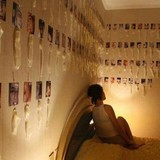 【画像】セックスした全ての男性の射精済みコンドームと写真を部屋に飾る女性