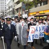 在日中国人、新宿で「反アパホテル」デモ　３００人超の警察官が出動