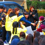 韓国の小学生が慰安婦像の元に集結、「日本は謝れ」と手作りプラカード手に