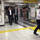 新宿駅に全裸男が舞い降りる