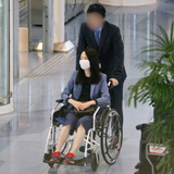 夫が押す車椅子に乗る松田聖子、羽田空港での姿