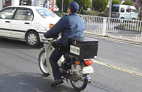 公務中の警官がノーヘルでバイクを運転、摘発　大分：コメント1