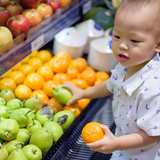 スーパーで子供が売り物の果物をパクパク　親の「衝撃的な行動」に目を疑った…
