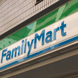 ファミマが独自の電子マネー「ファミペイ」導入　来年7月めど…バーコード決済として展開