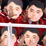 北朝鮮応援団の「金日成仮面？」に世界がビックリ　韓国は「違う」と火消し（平昌オリンピック）
