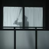 レオパレス21が窓に男性のシルエットを投影して住居侵入を防ぐ「Man on the Curtain」を開発