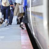 「ドア付近ではいったん降りて」　電車通勤「1年生」増える春、乗降マナーの呼びかけ増える