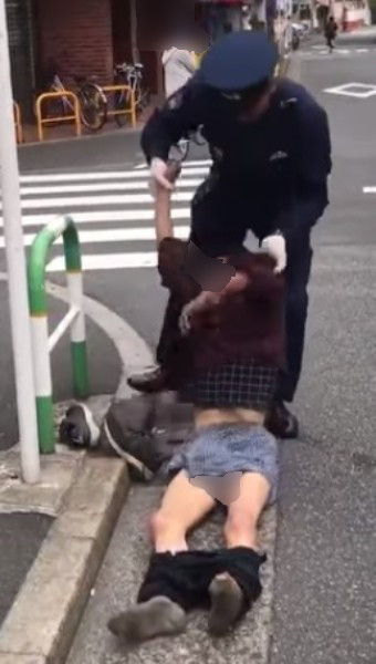 【東京】警官が酔っ払い連行の衝撃動画「これは保護というより暴行」：コメント1