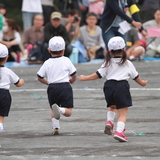  顔から転ぶ、靴ひもが結べない…子どもが"運動オンチ"に育つ家庭にありがちなNG習慣とは？