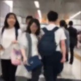 新宿駅で女性狙い「タックル」する男の動画拡散　「私も同じことされた」と証言も