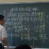 黒板の消し忘れに激怒した数学教師、上から書き始める奇行に出る