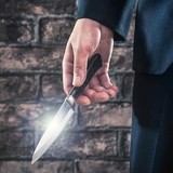 ナイフ所持疑いで警官を逮捕 未明の空き地で、銃刀法違反　巡査の井上拓也　鹿児島