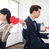 働く女性の4割「職場恋愛」を経験　バレたきっかけは「通勤時に見られた」「希望休を合わせて取った」