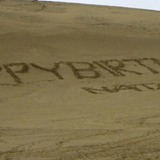 鳥取砂丘でまた落書き　外国人観光客を注意