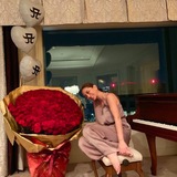 浜崎あゆみ、巨大な花束の隣で微笑む写真を披露「めちゃ可愛い〜」「綺麗だわ」