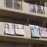 マンション上階住人の洗濯物がベランダを覆う　管理会社の対応に「激おこ」