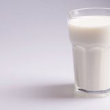 繰り返される「牛乳有害論」の真偽は？　給食で提供を止める地域も
