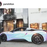 パリス・ヒルトン、所有する超レアな高級車に乗る姿を公開…ピンク偏光パール色「ゴージャス」