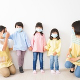 医師や親たちが心配する“マスクで広がる園内感染”。小さな子が着けて逆効果に