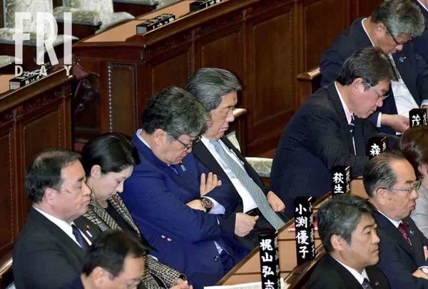 衆院本会議での岸田文雄首相の答弁中に「ぐっすり寝ていた自民党大幹部」5人の実名＆爆睡写真：コメント2