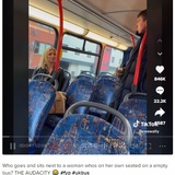ほぼ空席のバスで隣に座ろうとする男、立ち向かった女性に称賛の声（英）