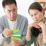 「NISAで1,300万円消えた…。」銀行員のアドバイスで、退職金運用を始めた“年金25万円の60代夫婦”