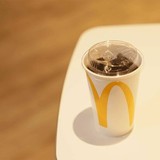 マクドナルド、開発に3年以上かけた渾身の“飲めるフタ”を提供開始で企業努力に称賛も「気持ち悪い」