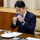 小泉農相「どれもおいしい」　古い備蓄米試食