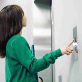 エレベーターで2人きりになった女性に警戒された…「怪しい男じゃないのに！」